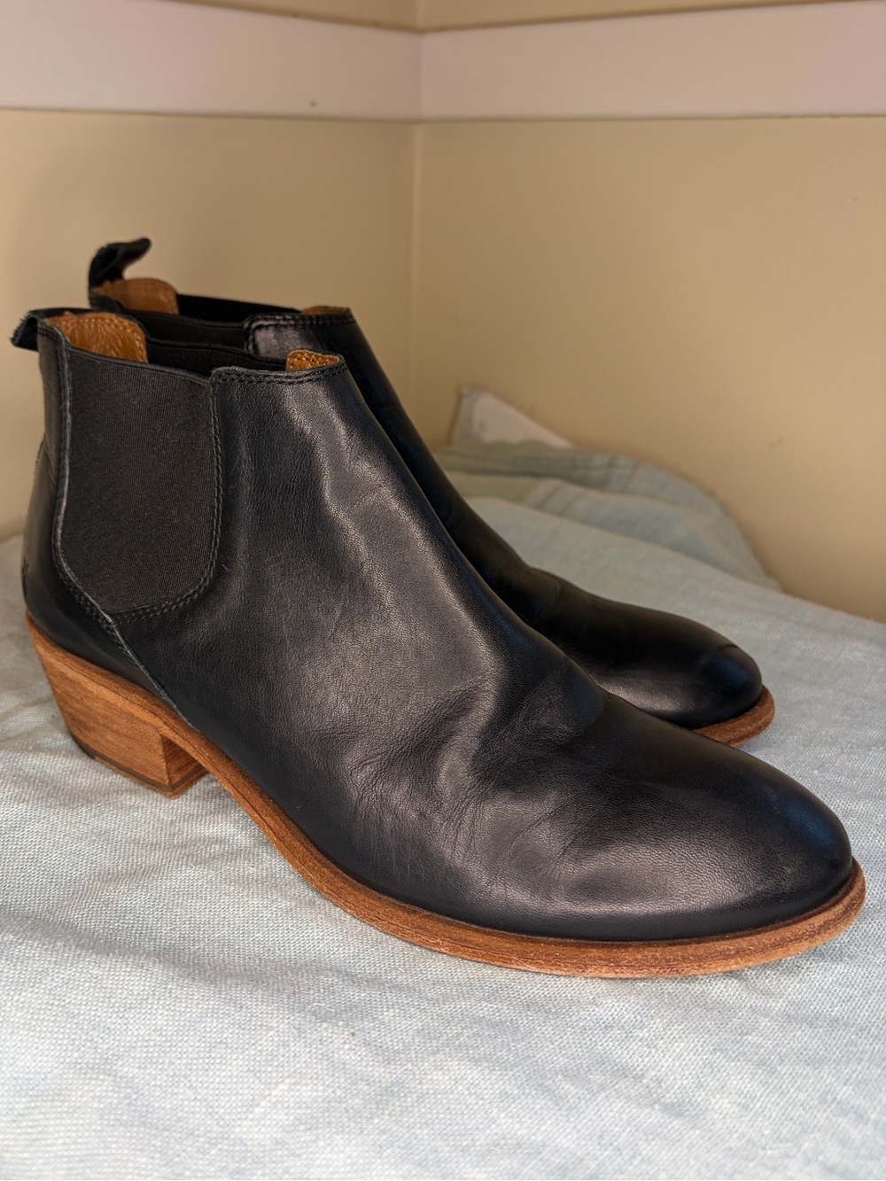 Frye Carson Chelsea Black Leather Boots - Size 8
